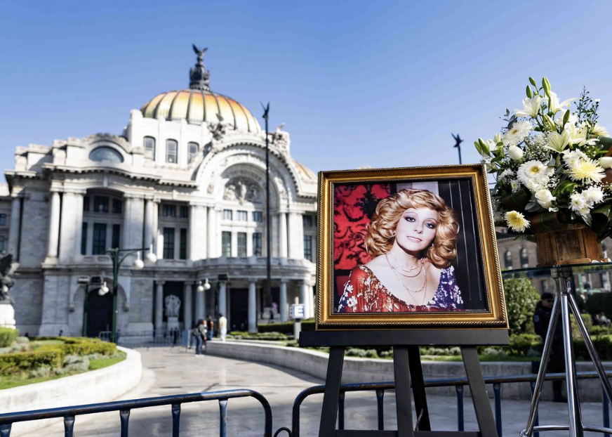 PALACIO DE BELLAS ARTES DIO EMOTIVO Y ÚLTIMO ADIÓS A LA DIVA DEL CINE NACIONAL SILVIA PINAL